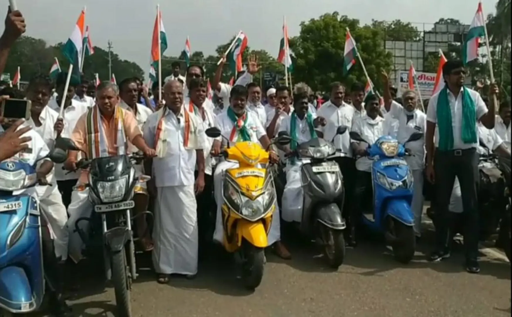 farmers acts delhi farmers tenkasi district political parties leaders bikes rally 